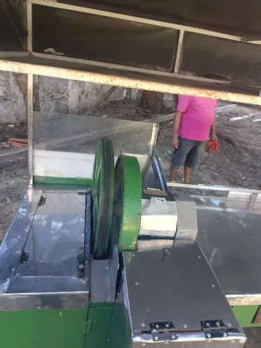 Carinho de caldo de cana com lavatório das mãos,depois p cana , depósito de mercadorias