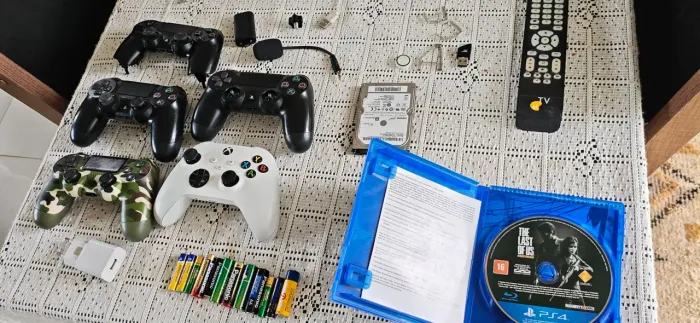 Lote Controle de Xbox séries S e controles de PS4 + alguns itens pra envio via olx pay