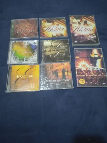 6 cds e 2 dvd diante do trono obs:4 cds estão lacrados