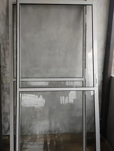 2 Folhas de vidro tipo porta balcão em alumínio branca. Tamanho 2,10 por 80 cm
