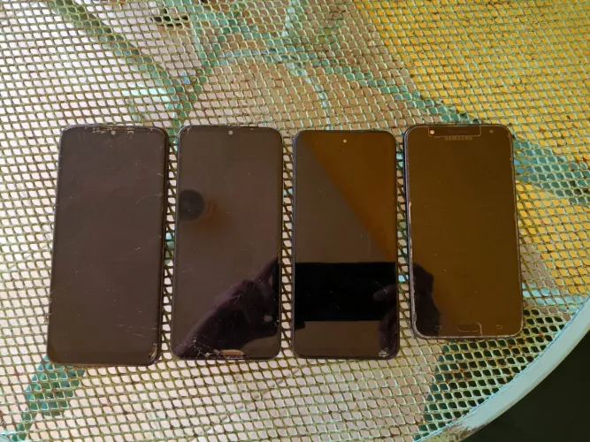 Vendo quatro aparelhos de celular com a tela quebrada