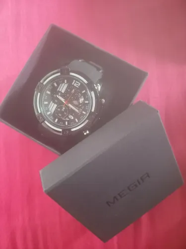 Vendo relogio Novo na caixa. 