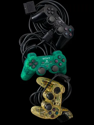 Vendo três controles originais