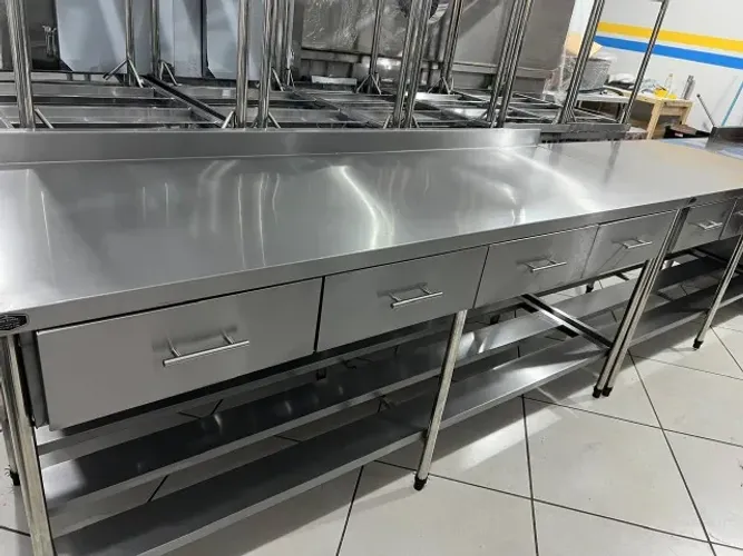 Mesa/bancada em aço inox, para cozinha industrial Sob-medida Direto da fabrica.