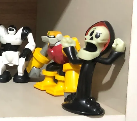 Boneco do Mc Donalds que brilha no escuro