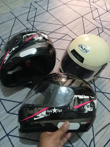 Vendo três capacetes