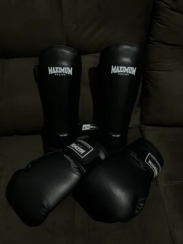 KIT MUAY THAI BLACK LUVA DE BOXE E CANELEIRA DE MUAY THAI
