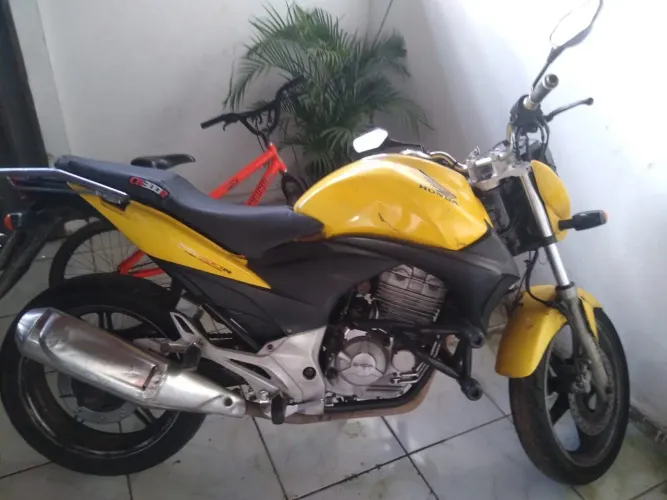 CBR 300 ano 2012 quitada