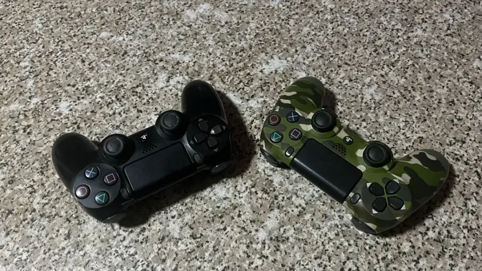 PlayStation 4 com 2 controles e jogos