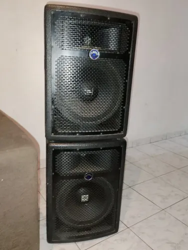 Caixa de som profissional JBL