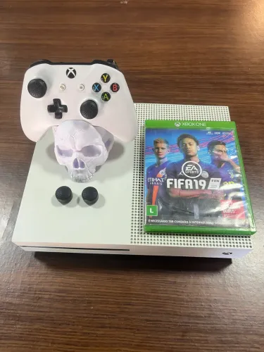 Xbox one S com controle original suporte pra controle e FIFA 19