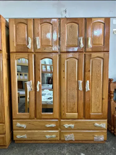 Guarda roupa de madeira
