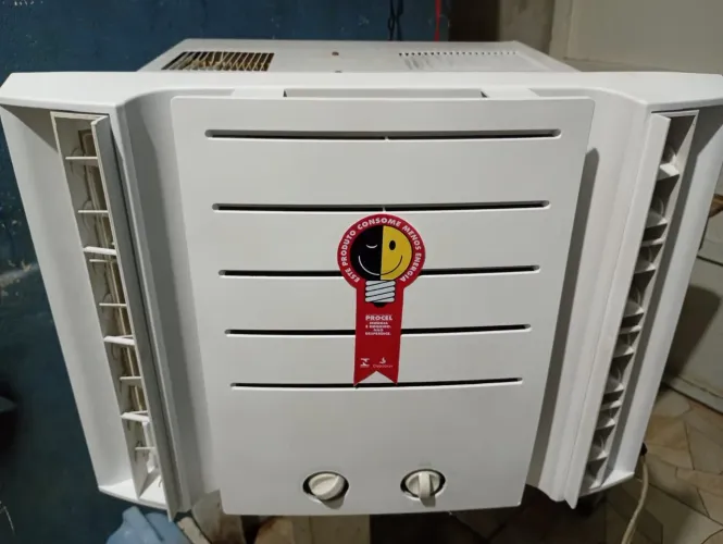 Vendo este ar condicionado de 10.000 BTUs 110 v já está lavado só no ponto de usar