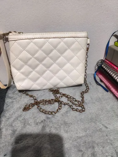 Bolsa branca de ombro com alça de corrente
