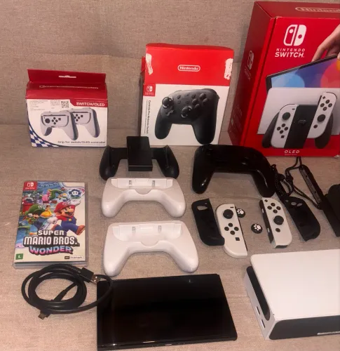 Videogame Nintendo Switch OLED + Mario Bros. Wonder + Controle Extra + Acessórios 