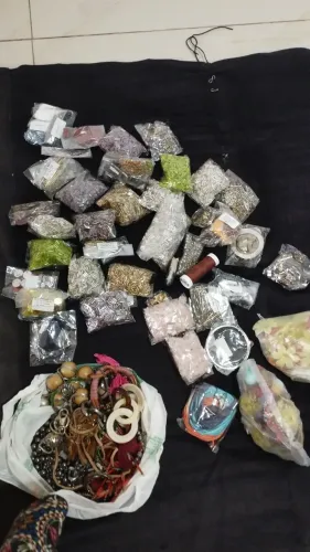 Montagem de bijuterias vidrilhos, canutilhos entre outras peças .