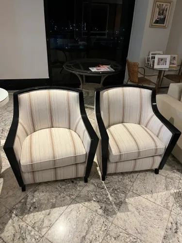 Par de poltronas classicas 