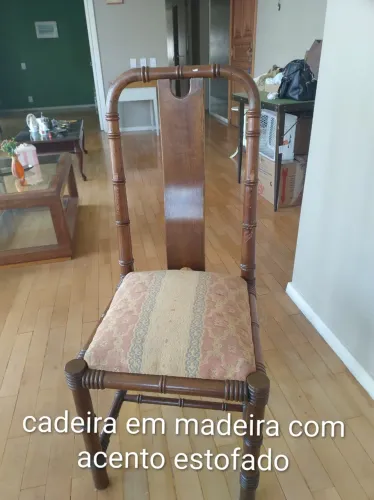 PAR Cadeira em madeira, com assento forrado