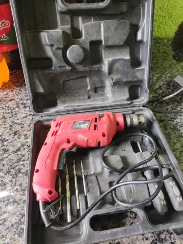 Máquina de furar com 3 brocas e duas chave uma de fenda e outra Philips
