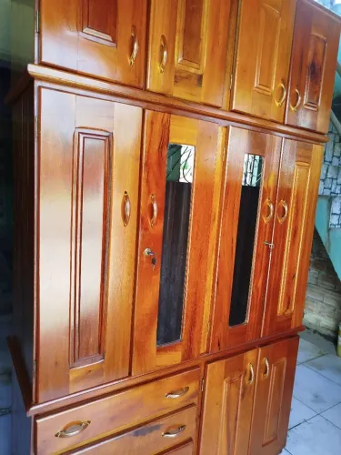 Lindo guarda roupa de casal todo em madeira (aceito cartão)