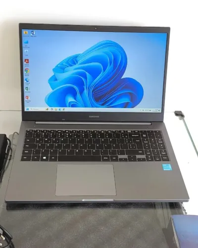 Samsung NP550XDA-KP3 Notebook Celeron 6305 8GB RAM SSD 240GB Full HD 15,6"