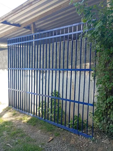 Portão de ferro de trilho . 2,85 de largura e 2,15 de altura