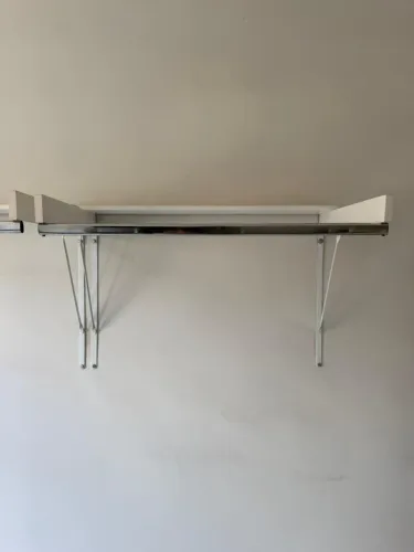 Araras de parede branca 