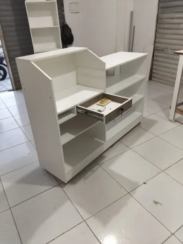 Balcão de loja com gaveta