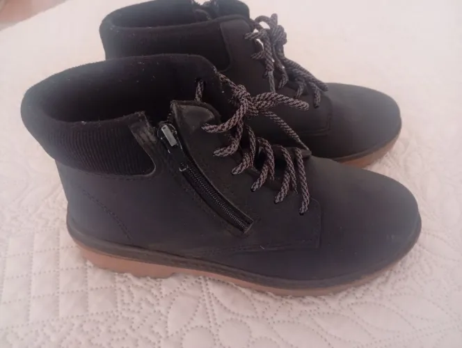 .Bota de menino tamanho 33