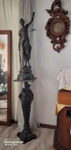 Estatua da Justiça com ou sem pedestal