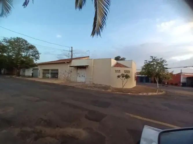 Oportunidade Única em Franca-SP: Imóvel Versátil com 3 Casas e Ponto Comercial!