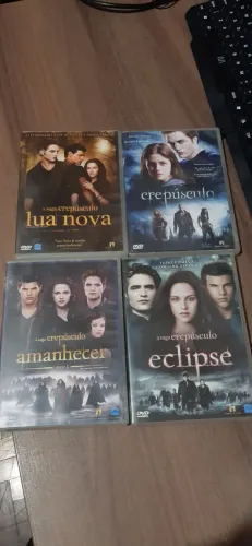 Coleção de DVDs da saga crepúsculo.