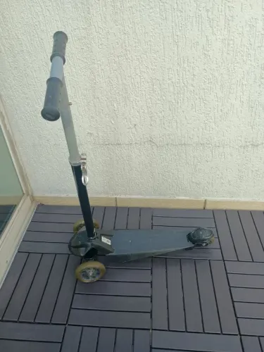 Patinete - fricção e rodinhas que brilham 