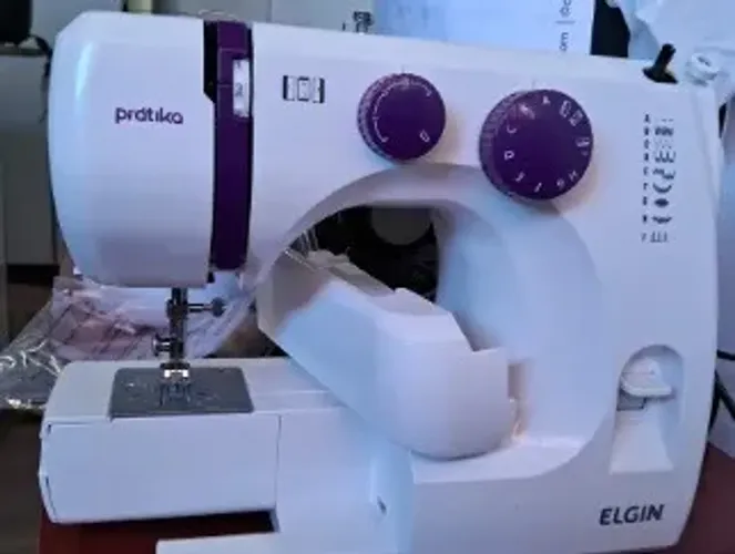 Máquina de Costura Elgin Prátika