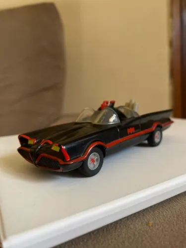 Miniatura Batmóvel modelo Lincoln futura 1966