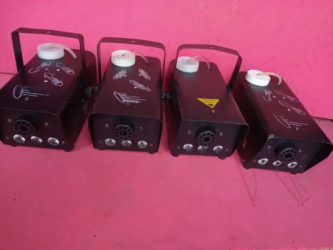 Máquinas de fumaça funcionando temos várias