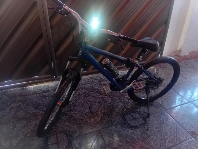 Bicicleta mountain bike aro 27 ou maior com marcha excelente para aventuras e trilhas.