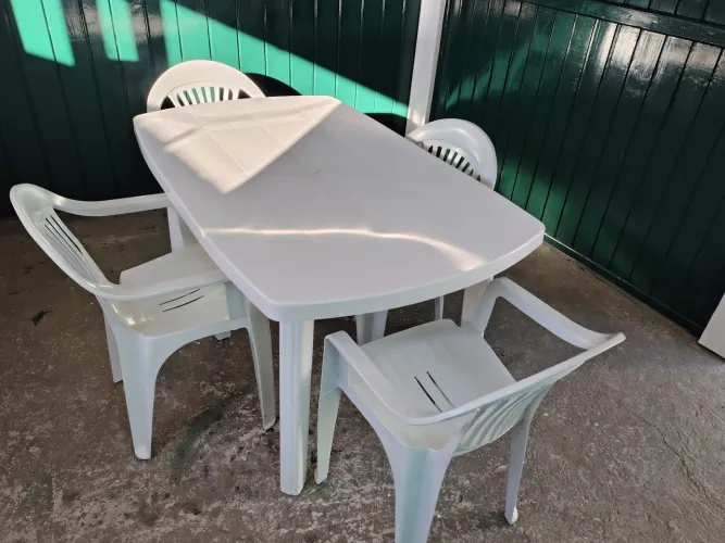 Mesa de plástico com 8 cadeiras semi nova