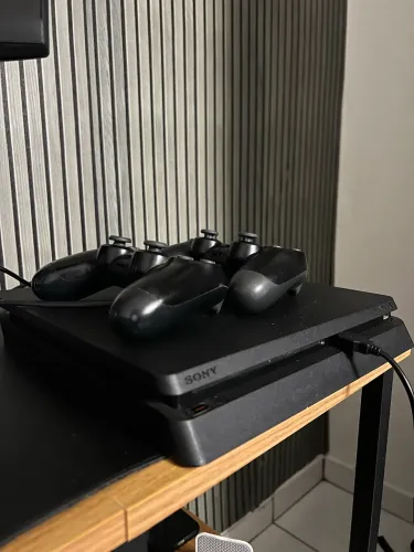 Ps4 slim desbloqueado na 12.50 com dois controles