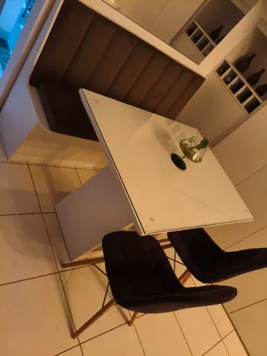 Conjunto de mesa, cadeiras e sofá