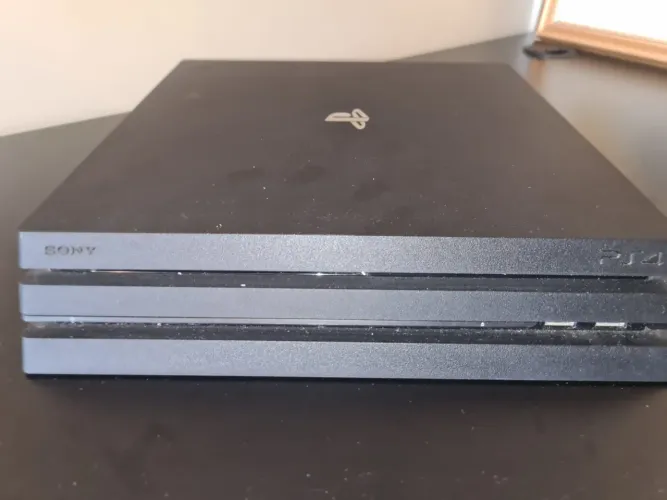 PlayStation 4 PRO 1TB - Usado, em Ótimo Estado + Acessórios