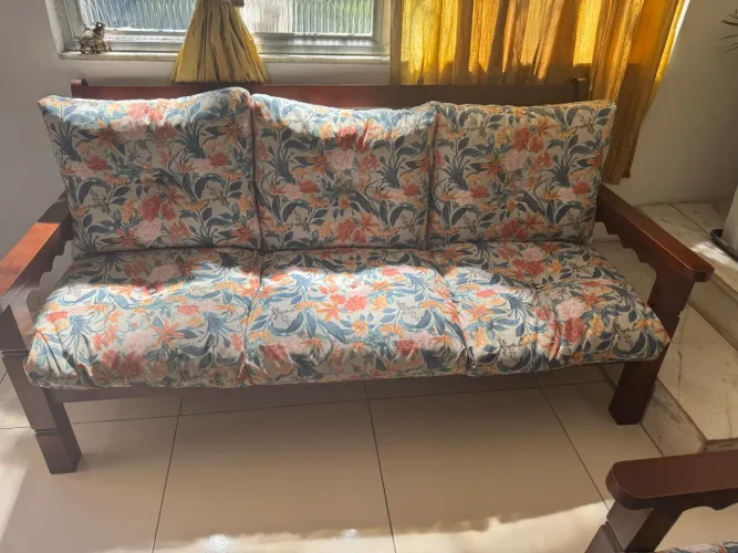 Sofá de 3 lugares com duas poltronas em madeira pura