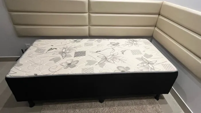 Vende-se cama box solteiro e colchão dobrável solteiro.