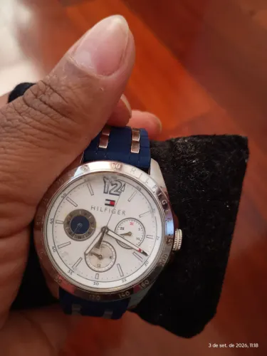 Relógio feminino Hilfiger " usado" pulseira de borracha. Sem bateria.