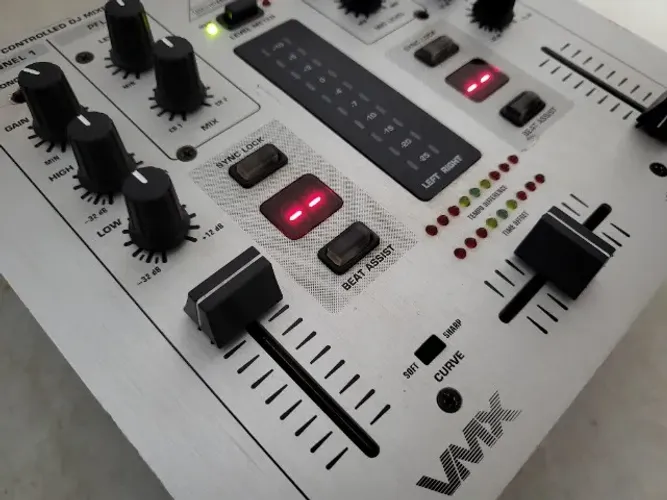 Mixer Para Dj Behringer Vmx 100 Profissional 2 Canais 220v