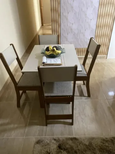 Mesa de jantar c 4 cadeiras -Oferta ÚNICA -