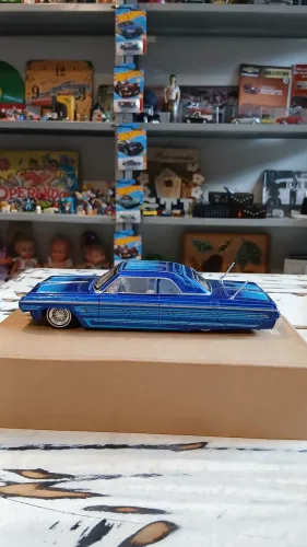 Miniatura colecionável Chevrolet Impala SS Lowrider, 1964.