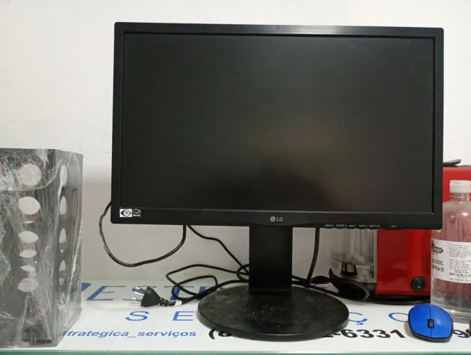 Vendo dois monitores de 24 em excelente estado de conservação.