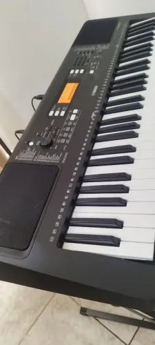 Teclado Yamaha psr e 363 semi novo.. com suporte e capa de proteção 