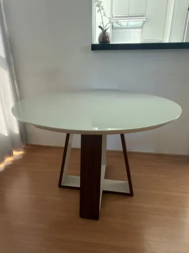 Mesa de Jantar Redonda com 4 Cadeiras Estofadas - Excelente Estado - R$ 800